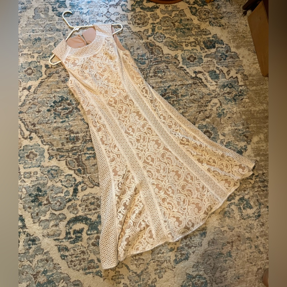 BCBGMAXAZRIA Midi lace dress
